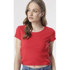 Czerwony T-shirt Kalimene. Czerwone bluzki damskie Born2be, s, bez wzorów, z dzianiny, z okrągłym kołnierzem, z krótkim rękawem. Za 39,99 zł.