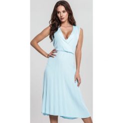 Niebieska Sukienka Gently. Niebieskie sukienki damskie other, na spotkanie biznesowe, s, z aplikacjami, eleganckie, bez kołnierzyka, bez rękawów, maxi, kopertowe. Za 89,99 zł.