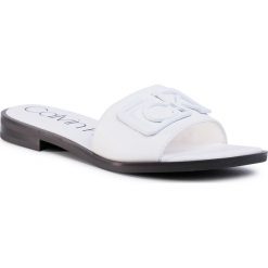 Klapki CALVIN KLEIN - Ty B4E8842 White. Białe klapki damskie Calvin Klein, bez wzorów, ze skóry ekologicznej, bez obcasa, na obcasie. Za 579,00 zł.