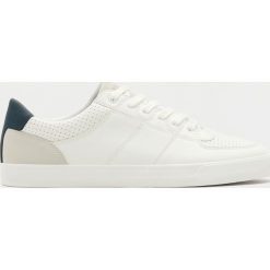 Białe buty sportowe ze zdobieniem brogue. Białe buty sportowe męskie Pull&Bear, bez zapięcia. Za 99,90 zł.