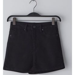 Jeansowe szorty high waist - Czarny. Czarne szorty damskie Cropp, bez wzorów, z jeansu, z podwyższonym stanem. W wyprzedaży za 34,99 zł.