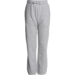 Lacoste Sport KIDS TENNIS TROUSERS BOYS Spodnie treningowe argent chine. Szare spodnie dresowe dziewczęce Lacoste Sport, z bawełny. Za 259,00 zł.