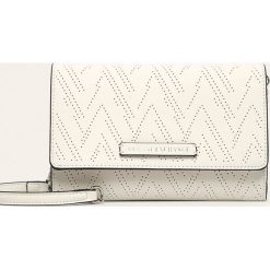 Armani Exchange - Kopertówka. Białe kopertówki damskie Armani Exchange, w paski, z poliesteru, małe, bez dodatków. W wyprzedaży za 399,90 zł.