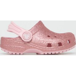Crocs - Klapki dziecięce. Białe sandały dziewczęce Crocs, z gumy, z okrągłym noskiem, bez zapięcia. Za 139,90 zł.