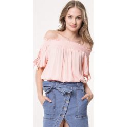 Różowa Bluzka Become Enlighten. Różowe bluzki damskie Born2be, s, bez wzorów, bez kołnierzyka, bez rękawów. Za 39,99 zł.