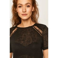 Answear - Top Agnes. Czarne bluzki damskie ANSWEAR, s, bez wzorów, z poliesteru, casualowe, z okrągłym kołnierzem. W wyprzedaży za 59,90 zł.