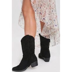 Czarne Kowbojki I Met You. Czarne botki damskie Renee, boho, przed kolano, na wysokim obcasie, na obcasie, na zamek. Za 179,99 zł.