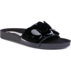 Klapki KARINO - 3338/090-P Czarny/Lakier. Czarne klapki damskie Karino, z aplikacjami, ze skóry, bez obcasa. W wyprzedaży za 189,00 zł.