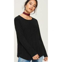 Sweter z kieszenią - Czarny. Czarne swetry klasyczne damskie marki Sinsay, m. Za 39,99 zł.