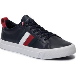 Sneakersy TOMMY HILFIGER - Flag Detail Leather Sneaker FM0FM02576 Midnight CJM. Niebieskie sneakersy męskie TOMMY HILFIGER, na co dzień, bez wzorów, ze skóry, eleganckie, bez zapięcia. W wyprzedaży za 269,00 zł.