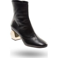 CZARNE BOTKI EMPORIO ARMANI. Czarne botki damskie ze skóry, z okrągłym noskiem, na zamek. Za 914,50 zł.