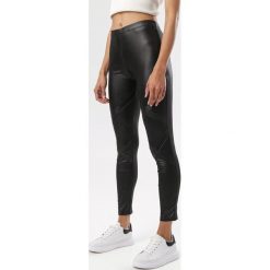 Czarne Legginsy Thekaia. Czarne legginsy damskie Born2be, s, bez wzorów. W wyprzedaży za 54,99 zł.