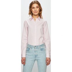 Tommy Hilfiger - Koszula. Białe bluzki damskie TOMMY HILFIGER, na co dzień, bez wzorów, z bawełny, klasyczne, z klasycznym kołnierzykiem, z długim rękawem. W wyprzedaży za 299,90 zł.