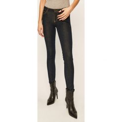 Guess Jeans - Jeansy Curve X. Niebieskie jeansy damskie Guess Jeans, z aplikacjami, z bawełny. Za 469,90 zł.