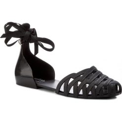 Sandały MELISSA - Jean Sandal + Jason Wu 31972 Black 01003. Czarne klapki damskie Melissa, bez wzorów, z tworzywa sztucznego, bez obcasa, na obcasie. W wyprzedaży za 239,00 zł.