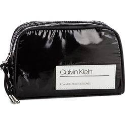 Kosmetyczka CALVIN KLEIN - Bind Cosmetic Bag K60K605356 001. Czarne kosmetyczki męskie Calvin Klein, bez wzorów, z tkaniny. Za 179,00 zł.