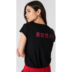 NA-KD T-shirt z chińskim nadrukiem z tyłu - Black. Czarne t-shirty damskie marki NA-KD, z nadrukiem, z dzianiny. W wyprzedaży za 56,67 zł.