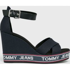 Tommy Jeans - Koturny. Niebieskie koturny damskie Tommy Jeans, bez wzorów, z jeansu, bez obcasa, na obcasie. W wyprzedaży za 279,90 zł.
