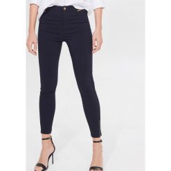 Jeansy skinny fit z zamkami - Niebieski. Niebieskie jeansy damskie Mohito. Za 119,99 zł.