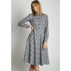 Sukienka w kratę zapinana na guziki z kołnierzykiem BIALCON. Szare sukienki damskie BIALCON, na co dzień, bez wzorów, eleganckie, bez kołnierzyka, z długim rękawem, długie, rozkloszowane. W wyprzedaży za 279,00 zł.