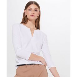 Bluzka z biżuteryjnym zdobieniem - Biały. Białe bluzki damskie Mohito, xl, z aplikacjami, bez kołnierzyka, bez rękawów. Za 59,99 zł.