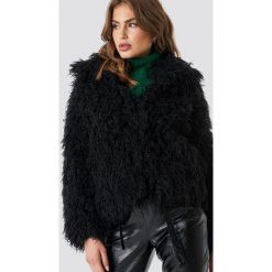NA-KD Krótka kurtka sztuczne futro - Black. Czarne kurtki damskie NA-KD, z haftami, z materiału, krótkie, bez kaptura. Za 202,95 zł.