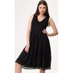 Czarna Sukienka Veridical. Czarne sukienki damskie Born2be, na co dzień, s, bez wzorów, bez kołnierzyka, bez rękawów, midi, rozkloszowane. Za 94,99 zł.