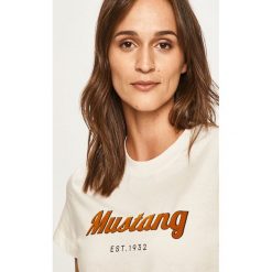 Mustang - T-shirt. Różowe bluzki damskie Mustang, s, z aplikacjami, z bawełny, z okrągłym kołnierzem. W wyprzedaży za 49,90 zł.