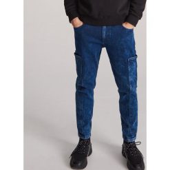 Spodnie jeansowe carrot - Granatowy. Niebieskie spodnie męskie Reserved, m, bez wzorów, z jeansu. W wyprzedaży za 99,99 zł.