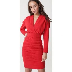 Czerwona Sukienka Duosan. Czerwone sukienki damskie Born2be, na randkę, s, bez wzorów, z tkaniny, eleganckie, bez kołnierzyka, bez rękawów, długie, ołówkowe. Za 99,99 zł.