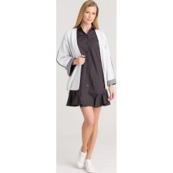 SUKIENKA Armani Exchange. Czarne sukienki damskie Armani Exchange, na co dzień, s, z aplikacjami, z bawełny, z włoskim kołnierzykiem, bez rękawów, mini, proste. Za 356,30 zł.
