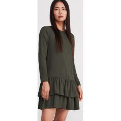 Sukienka z falbanami - Khaki. Brązowe sukienki damskie Reserved, s, bez wzorów, bez kołnierzyka, bez rękawów. W wyprzedaży za 49,99 zł.
