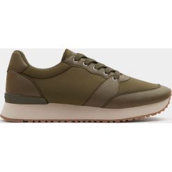 Buty sportowe basic w miejskim stylu. Buty sportowe damskie Pull&Bear. Za 69,90 zł.