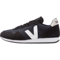 Veja SDU Sneakersy niskie dark black/white. Czarne trampki i tenisówki damskie marki Veja, bez wzorów, z materiału, bez zapięcia. Za 419,00 zł.