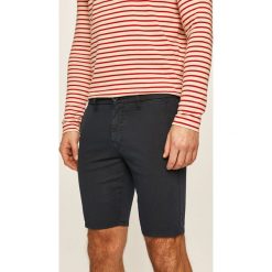Guess Jeans - Szorty. Szare spodenki i szorty męskie Guess Jeans, m, z aplikacjami, z elastanu, casualowe. W wyprzedaży za 199,90 zł.