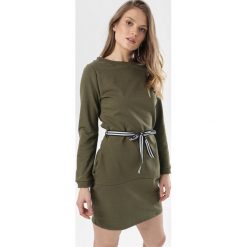 Khaki Sukienka Larainey. Brązowe sukienki damskie Born2be, s, bez wzorów, z dzianiny, bez kołnierzyka, bez rękawów. W wyprzedaży za 64,99 zł.