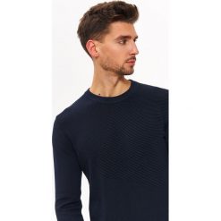 SWETER STRUKTURALNY. Niebieskie swetry klasyczne męskie marki Top Secret, na lato, xxl, z dzianiny, klasyczne, z okrągłym kołnierzem. W wyprzedaży za 59,99 zł.