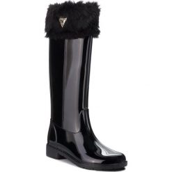 Kalosze GUESS - FLRBE3 RUB11 BLACK. Czarne kalosze damskie Guess, z aplikacjami, z tworzywa sztucznego. W wyprzedaży za 269,00 zł.