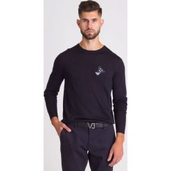 GRANATOWY SWETER EMPORIO ARMANI. Niebieskie swetry męskie Emporio Armani, xl, z aplikacjami, z wełny, z okrągłym kołnierzem, bez kaptura. Za 459,50 zł.