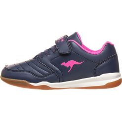 Buty sportowe w kolorze granatowo-różowym. Różowe buty dziewczęce sportowe KangaROOS, bez wzorów, z gumy, bez zapięcia. W wyprzedaży za 87,95 zł.