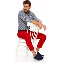 KOSZULA MĘSKA SLIM W KRATKĘ Z KOŁNIERZEM TYPU KENT. Szare koszule męskie marki Top Secret, na lato, m, w kratkę, z tkaniny, eleganckie, z klasycznym kołnierzykiem. W wyprzedaży za 39,99 zł.