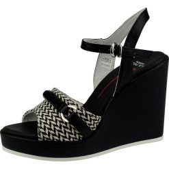 Skórzane sandały w kolorze czarnym. Czarne sandały damskie U.S. Polo Shoes, bez wzorów, z otwartym noskiem, bez obcasa, na obcasie, ze sprzączką. W wyprzedaży za 257,95 zł.
