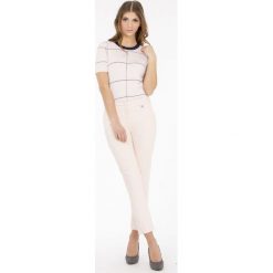 Eleganckie spodnie z lamówką. Spodnie damskie Monnari, z elastanu. Za 79,60 zł.