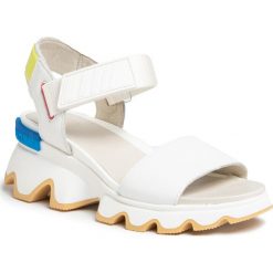 Sandały SOREL - Kinectic Sandal NL3567 Sea Salt 125. Białe klapki damskie Sorel, bez wzorów, ze skóry, bez obcasa, na obcasie. Za 549,00 zł.