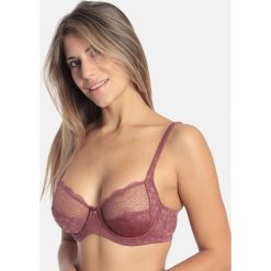 Biustonosz w kolorze czerwonym. Czerwone biustonosze Sassa, Bye Bra, w koronkowe wzory, z koronki. W wyprzedaży za 49,95 zł.