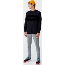 Bluza z welurowym panelem. Czarne bluzy męskie Pull&Bear, m, bez wzorów, z weluru, bez kołnierzyka, bez rękawów, bez kaptura. Za 99,90 zł.