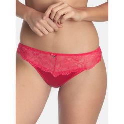 Stringi w kolorze czerwonym. Czerwone stringi damskie Sassa, Bye Bra, w koronkowe wzory, z koronki. W wyprzedaży za 29,95 zł.