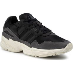 Buty adidas - Yung-96 EE7245 Cblack/Cblack/Owhite. Czarne sneakersy męskie Adidas, na co dzień, bez wzorów, z zamszu, bez zapięcia. W wyprzedaży za 319,00 zł.