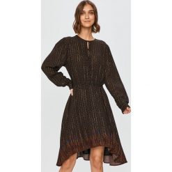 Desigual - Sukienka. Czarne sukienki damskie Desigual, na co dzień, s, bez wzorów, z poliesteru, casualowe, z okrągłym kołnierzem, z długim rękawem, długie, mini, rozkloszowane. Za 519,90 zł.