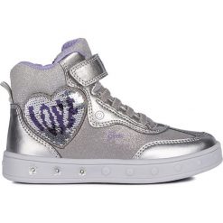 Sneakersy "Skylin" w kolorze srebrnym. Szare trampki dziewczęce geox kids, bez wzorów, z gumy, na zamek. W wyprzedaży za 159,95 zł.